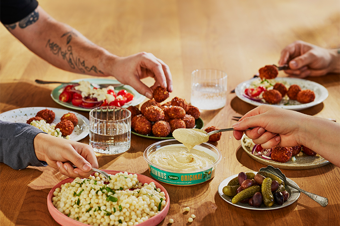 meze bord med hummus, falafel och parlcouscous 32.webp