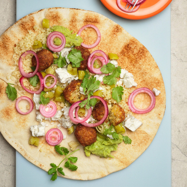Falafelrulle med bulgur, grönsaker, rödlök, färska örter