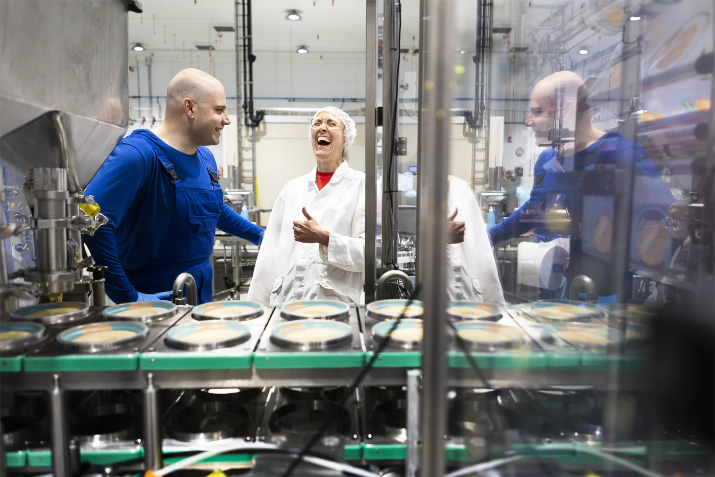 Elin Ingves Pyk är nominerad till priset Årets VD 2025 i kategorin små företag. Här står hon tillsammans med teamleader Alaa Alsheikh Ibrahim vid en av Sevan Hummus Factorys produktionslinjer.