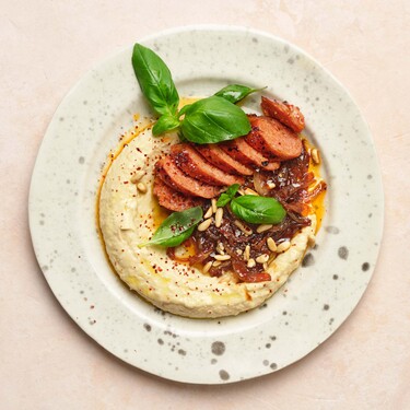 Hummus med karamelliserad lök, chorizo och pinjenötter.jpg