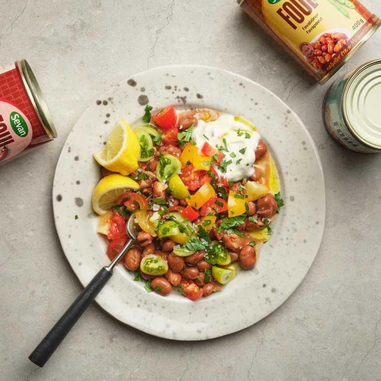 Foul med färska tomater och yoghurt – klassisk mellanösternfrukost 