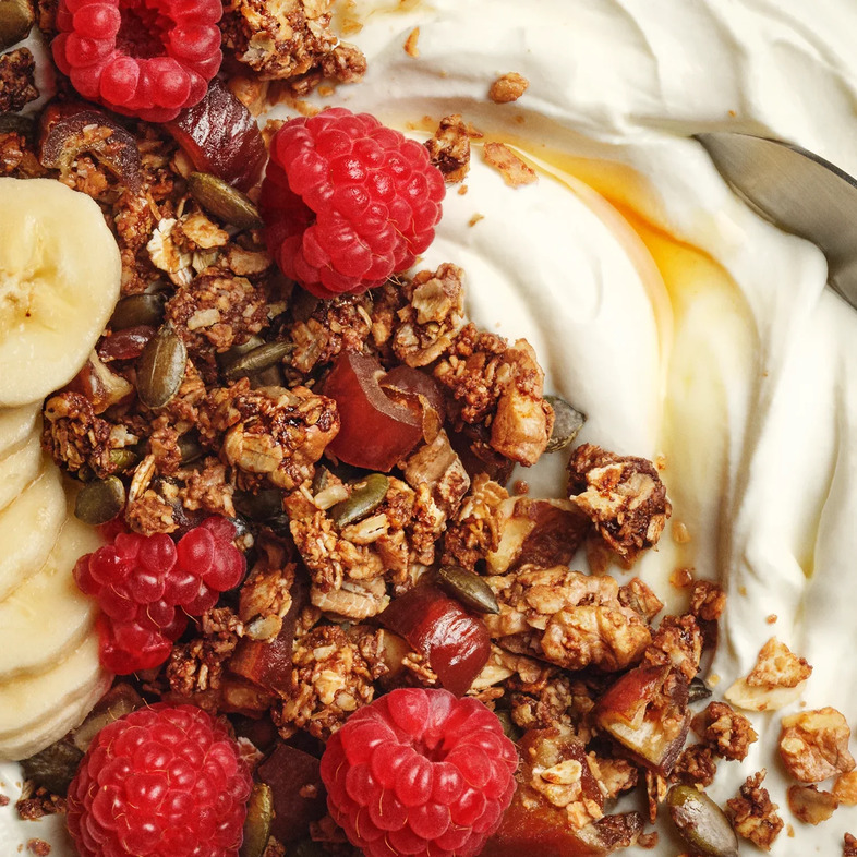 Gör din egen lyxgranola med hasselnötskräm, valnötter, pumpakärnor och Sevans dadlar. Perfekt frukost med yoghurt och färska bär.