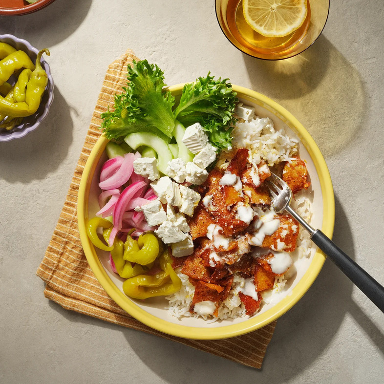 Falukorvskebab med shawarmakrydda, toum, picklad rödlök, baladiost, peperoni, sallad och gurka.