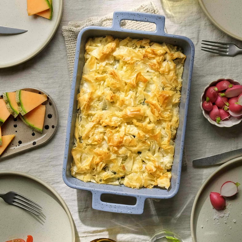 Snabb börekpaj med krispig filodeg, fetaost, spenat och dill serverad i ugnsform.